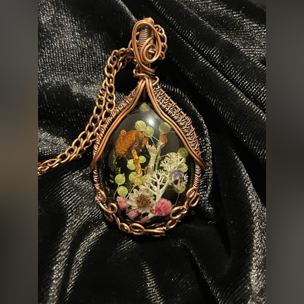 Elegant Copper Floral Pendant Necklace